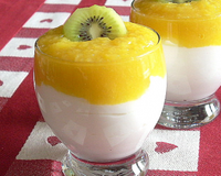 Une mousse très aérienne surmontée d'un délicieux coulis de mangue, le tout prêt en 15 mn, parfait dessert pour un repas léger !