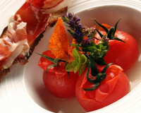 Tomate à la tomate et origan, eau de tomate et tartine de bellota