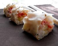Voilà ma première expérience de sushis, je suis non initiée, et pour moi c'est une découverte en douceur, la feuille soja aux graines…