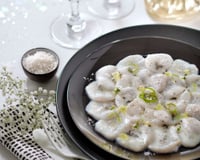 Carpaccio de Saint-Jacques à l’huile de vanille, citron vert et fleur de sel