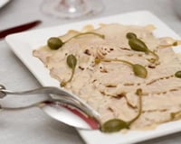 Connaissez-vous le vitello tonnato, ce plat italien qui mélange veau et thon complètement incroyable ? Voici comment réaliser