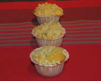 Pour rendre les muffins à la rhubarbe encore plus gourmands, ajoutez un peu de crumble croustillant par-dessus !
