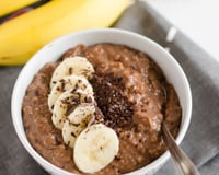 Porridge au chocolat et à la banane
