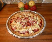Pâte sablée maison aux extraits de vanille, quartiers de poires et de fraises avec lamelles de beurre parsemé sur toute la tarte , saupoudré de sucre en poudre et amandes…