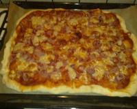 Pâte à pizza à la main