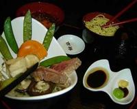 Un plat léger en bouche et très parfumé, magret et Saint-Jacques en contraste de saveurs, légumes croquants et bouillon parfumé.