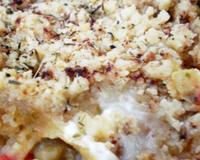 Et pourquoi pas... Un crumble salé ? En été, nous avons envie d'une bonne ratatouille, moi, je l'accompagne de rondelles de chèvre, le tout parsemé de nombreuses épices.