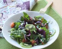 Une salade toute simple dans laquelle le kiwi apporte beaucoup de fraîcheur.
