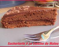 Gâteau moelleux au chocolat fourré à la confiture.