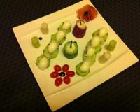 Entrée de crudités, concombre et radis et crème de roquefort.