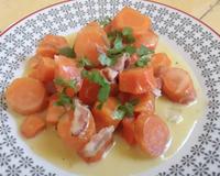 Ce plat de carottes agrémenté de coriandre ciselée accompagnera viandes ou poissons.