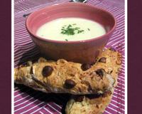 Le panais a un petit goût de noisette, ce velouté est parfait pour accompagner ces petits pains fait avec de la levure chimique et du cottage cheese. Le cottage cheese…