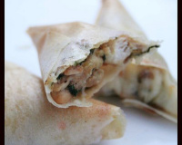 Samossas au poulet, ail des ours et tome de chèvre