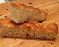 Pour accompagner une petite salade, à manger comme ça ou à farcir avec une tranche de mortadelle, pour un pique-nique ou pour le goûter, essayer la focaccia au romarin,…