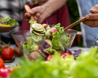 Pourquoi placer votre vinaigrette au fond du saladier est loin d'être la méthode idéale