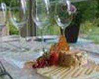 Une glace au goût speculoos napée sur un coulis de framboise.