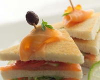 Une recette Labeyrie d'un Sandwich Club au Saumon Fumé à agrémenter suivant ses envies...