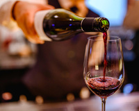 Mettre un glaçon dans un verre de vin : hérésie totale ou vraie bonne idée ?
