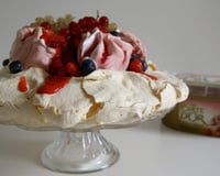 Pavlova aux fruits rouges & glace Carte d'Or® façon glacier fraise et morceaux de meringue