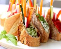 Une façon originale de présenter des dips et des crudités dans un contenant comestible, pour un buffet végétarien.
