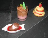 Trilogie de desserts de Pâques alliant la fraise aux trois chocolats, servis dans tous leurs états: liquide, solide et gazeux.
