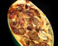 Voici la recette du traditionnel gratin dauphinois, pas de fromage, pas d'oeufs, du lait, de la crème et des pommes de terre.