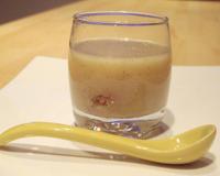 Servi en verrine, ce velouté, où la douceur de la vanille se marie au petit goût d'artichaut du topinambour, aura toute sa place sur vos tables de fête!