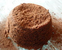 Il n'est ni fondant, ni moelleux...Il est un peu crémeux, un peu onctueux...Fort en chocolat, il est simplement...divin!