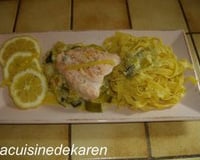 Saumon sur lit de poireaux aux crevettes grises