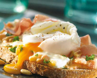 Toasts aux œufs pochés à la sauce tomate