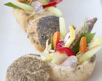 Les petits légumes et le maquereau sont rangés dans un petit pain individuel, et accompagnés d'une sauce crémeuse au maquereau, c'est simple, élégant et rapide !
