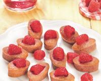 Les fameux financiers garnis à la framboise dans une variante colorée et parfumée.