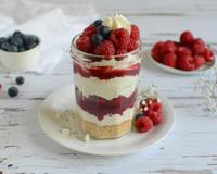 Un dessert très simple à réaliser, un tiramisu à notre façon à la framboise avec une crème au mascarpone sans oeufs.