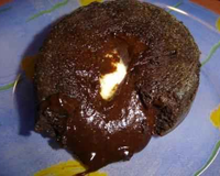 Une recette pour 2 personnes, prête en 2 min. C'est un régal, le coeur coulant est à tomber ! Vous pouvez y ajouter un carré de chocolat blanc, de pralin...