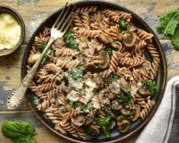 Pâtes complètes aux champignons et pousses d'épinards