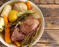 "Ça devient une dinguerie" : le secret insoupçonné d’un Meilleur Ouvrier de France pour un bouillon de pot-au-feu inoubliable !