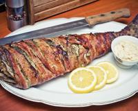 Un bar portion, agréablement parfumé d'estragon cuit dans des tranches de lard fumé. Un joli plat à partager !