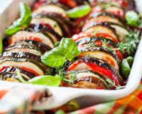 Un beau plat de légumes et une garniture idéale pour accompagner vos poissons grillés ! Vive l'été et les légumes estivaux. Ici,…