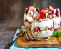 L’eton mess : la recette parfaite pour faire un dessert minute avec des fraises (et d’autres fruits)