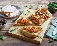 Focaccia garnie aux tranches de blanc de poulet, butternut rôti et roquette