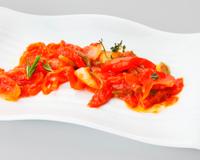 Une délicieuse poêlée de légumes : des tomates, des aubergines et des courgettes revenus dans de l'huile d'olive et des oignons, relevés…