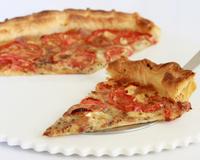 Tarte fine au brie de Meaux, à la moutarde à l'ancienne & aux tomates, arrosée d'un filet d'huile de noix à la sortie du four.
Cette recette est réalisée dans le cadre…
