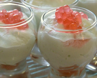 Verrine de chantilly au wasabi, saumon fumé et perles de Pamplemousse rose de Monin