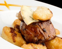 La recette au fromage AOP fourme d'Ambert : Raviolis frits à la fourme d'Ambert, filet de bœuf de Salers poêlé est une recette inventive de Laurent Gambart, chef du restaurant…