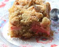 Sous une couche croustillante, se trouve un délicieux gâteau moelleux à la rhubarbe et à l'amande.