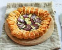 Tarte fleur au saumon, courgettes et oignon rouge