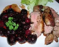 Magret canard rôti avec cerises et gingembre sautés
