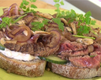 Open steak sandwich