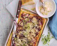 Tarte au Parmigiano Reggiano, thym et oignons rouges