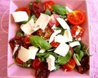 Une salade préparée en un tour de main pour un repas sur le pouce.